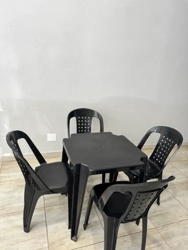 ACHADO OLX - conjunto Mesa Quadrada c/ 04 cadeiras plásticas R$ 159,00