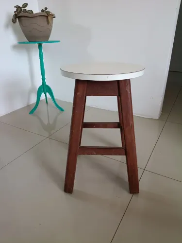 Banquinho de madeira - ótima qualidade!