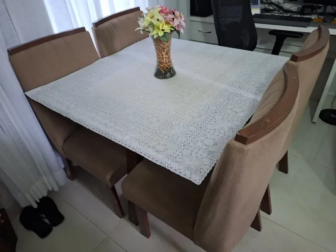 Mesa 4 cadeiras estofadas PERFEITA 500 no pix 