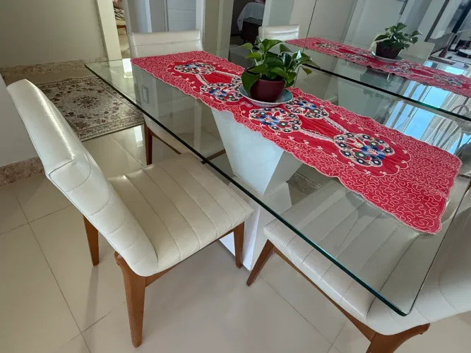 Mesa de jantar de vidro| 4 cadeiras com pés de madeira