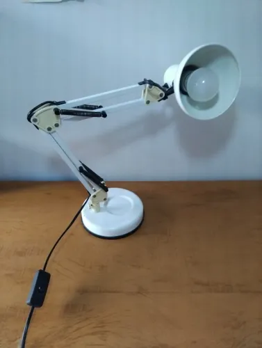 Luminária com luz branca estilo Pixar (TokStok)
