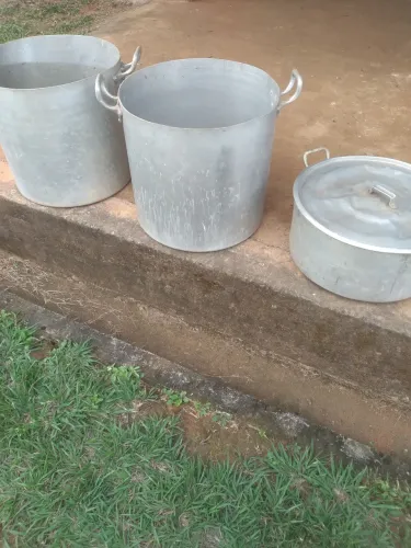 Caldeirões de alumínio.