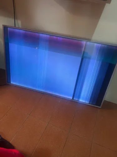 Vendo televisão com defeito 