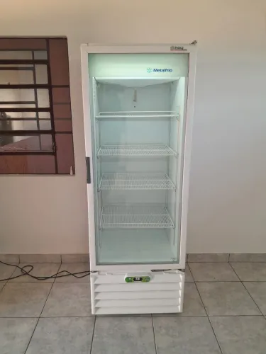 Expositora de bebidas Metalfrio 220v super conservada