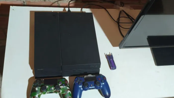 PlayStation 4 com 2 controles + jogos