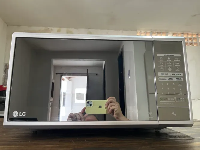 Microondas LG com frente espelhada