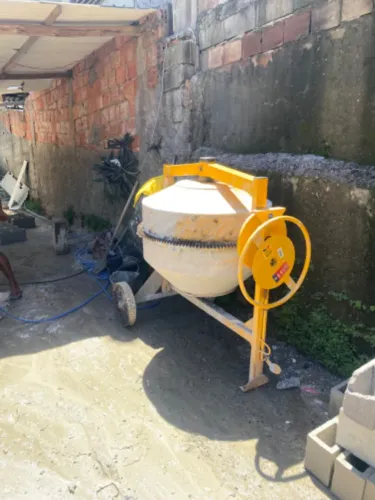 Betoneira menegotti 400 litros semi nova.