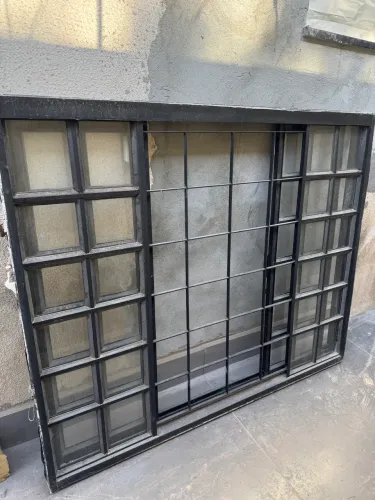 Janela Aço e Vidro Quadriculada