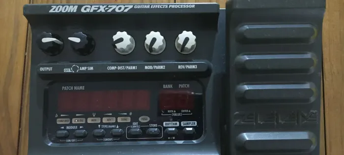 Pedaleira Zoom ZFX-707 para guitarra