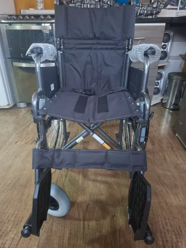 Vendo cadeira de rodas nova 750,00