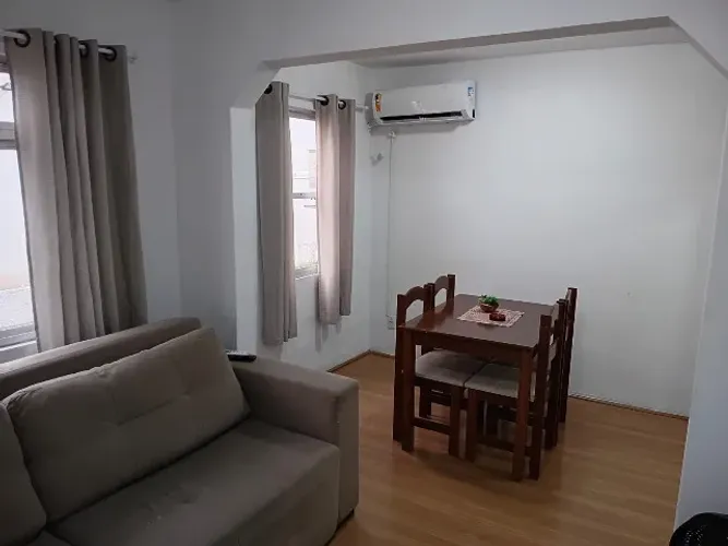 Apartamento no segundo piso em frente ao Shopping Itaguaçu