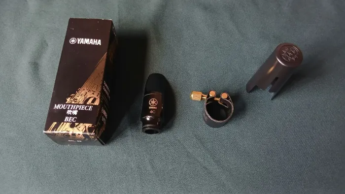 Boquilha Sax Soprano Yamaha 4c nova na caixa acompanha abraçadeira e cobre Boquilha