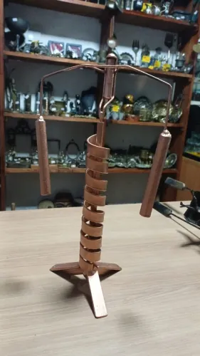 Equilibrista de ferro/Brinquedo de física/Escultura cinética de equilíbrio.