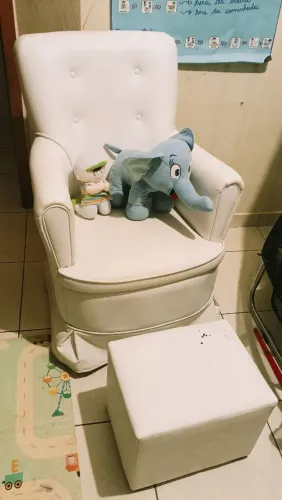 Poltrona de Amamentação de Balanço com Puff