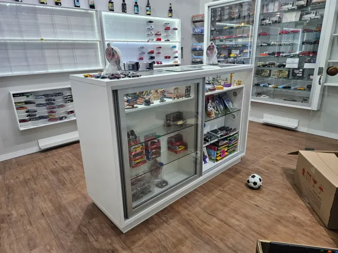 Balcão loja central com portas de correr dos 2 lados led. MDf alto padrao 