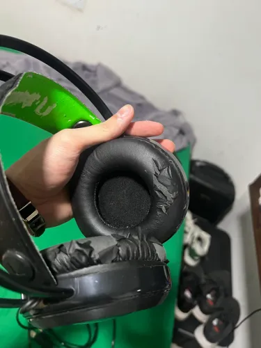 Headset com luz verde bem usado