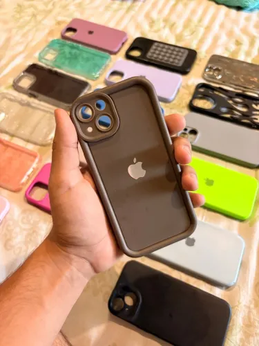 Capinha IPhone 13/14 Marrom com Borda em Alto Relevo