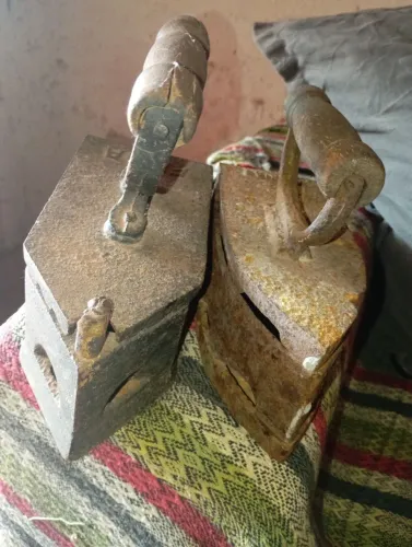 2 ferros antigos bem conservado 