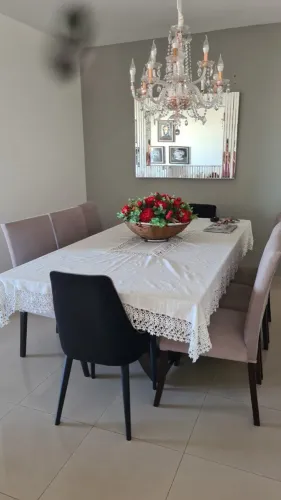 Mesa de Jantar Tampo de Vidro Grosso + 6 Cadeiras Estofadas