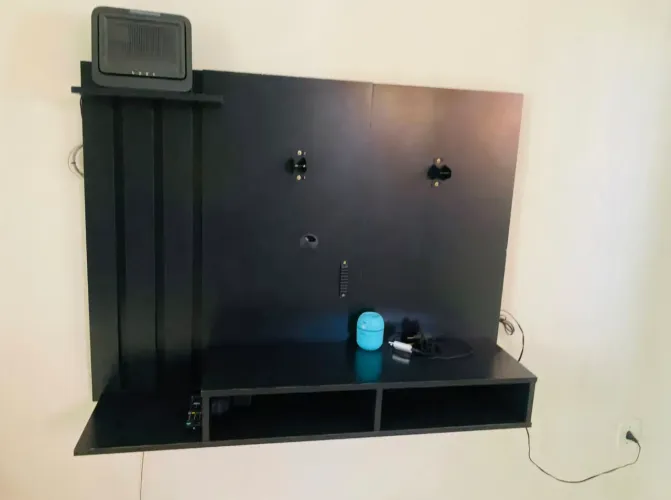 Painel de TV 45" usado preto