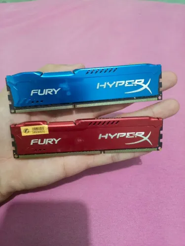 HyperX Fury DDR3 de 8 GB cada.
