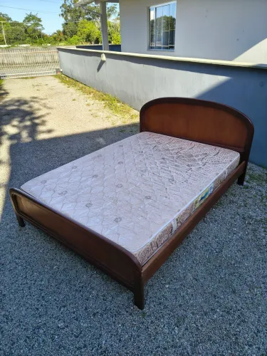 Cama casal madeira com colchão
