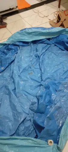 Vendo uma piscina de 5.000 l d'água