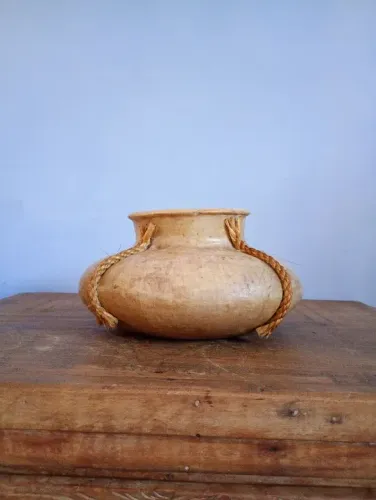 Antigo Vaso em Barro na Cor Bege com Acabamento com Cordas
