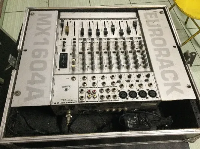 Mixer Behringer Mesa De Som 12 Canais - Eurorack Mx1604a