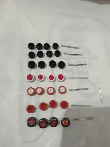 Kit de rodas e eixos para miniaturas com escala 1:64, pneus de borracha