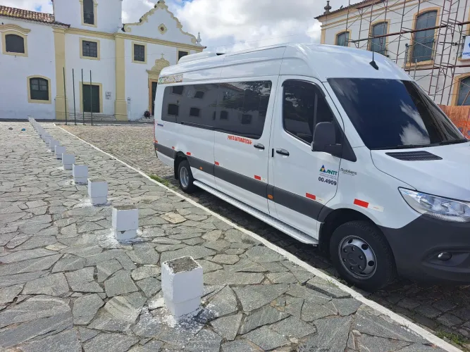 Serviço de aluguel de van comporta 20 passageiros 