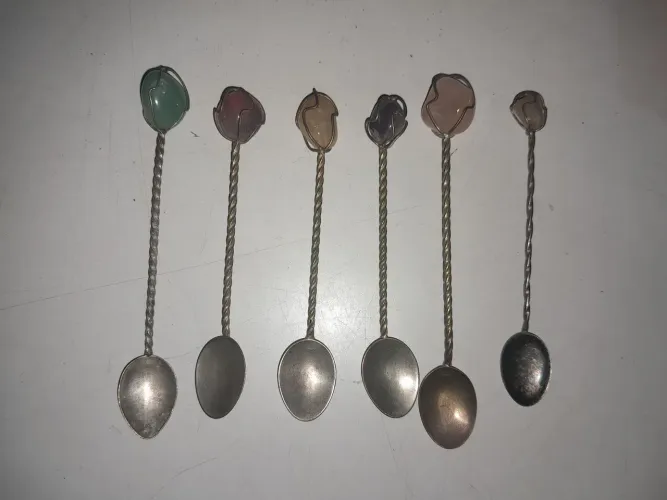 Conjunto de 6 colheres de chá antigas com pedras