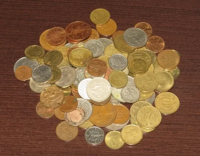 Coleção de 100 moedas antigas estrangeiras