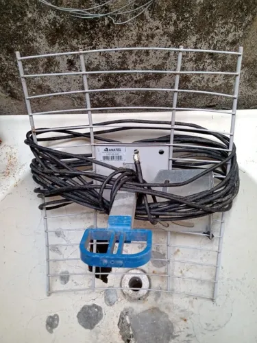 Antena, para TV-conformes nas fotos, com o cabo