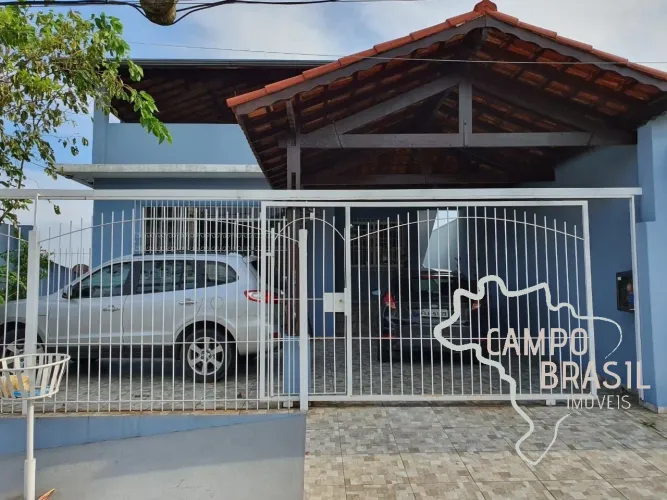 Casa assobradada de 350m2 na zona leste! Com piscina, churrasqueira e suíte master.