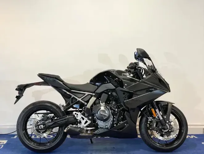 SUZUKI GSX 8R