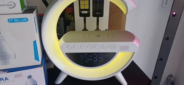 Luminária de Mesa Multifuncional com Carregador por Indução