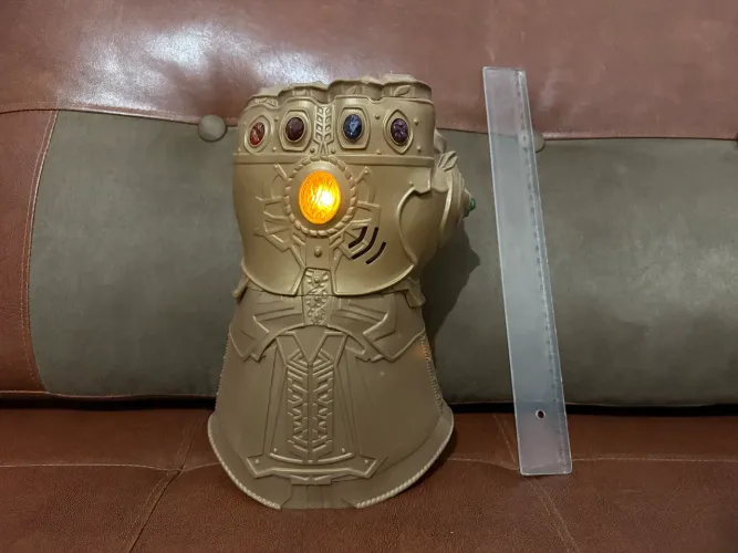 Manopla infinita eletrônica Thanos.