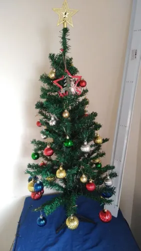 Árvore de natal com pisca pisca 50 bolas e festão nevado