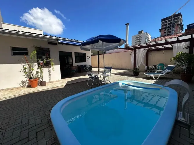 Linda casa com piscina e 3 quartos localizada apenas a 200m da praia e 800m do Beto Carrer