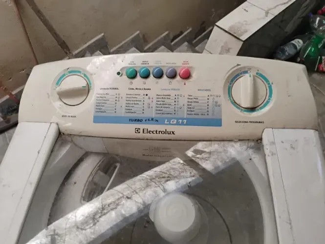 Lavadora Eletrolux LQ11 para retirar peças