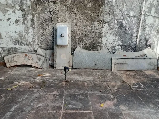 BALCÃO DE GRANITO COM PIA DE AÇO