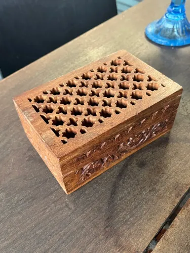 Rica caixinha de madeira entalhada 