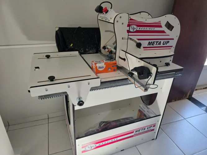 Vendo Mesa para tupiar acrílico - META UP, pouco usada, com nota fiscal