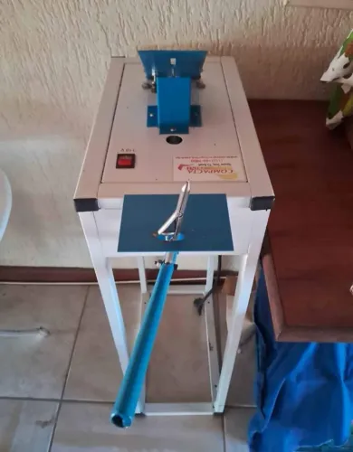 furador e colocador de tiras para chinelos