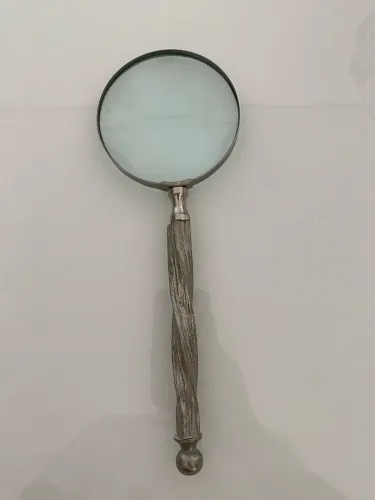 Lupa de Aumento Idiana Cromada Cabo Resina  Dimensões: ø10X24CM 