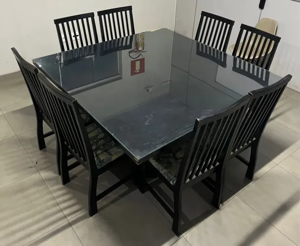 Mesa em madeira + Tampo com vidro Blindex + 8 cadeiras + armário aparador (2 portas)
