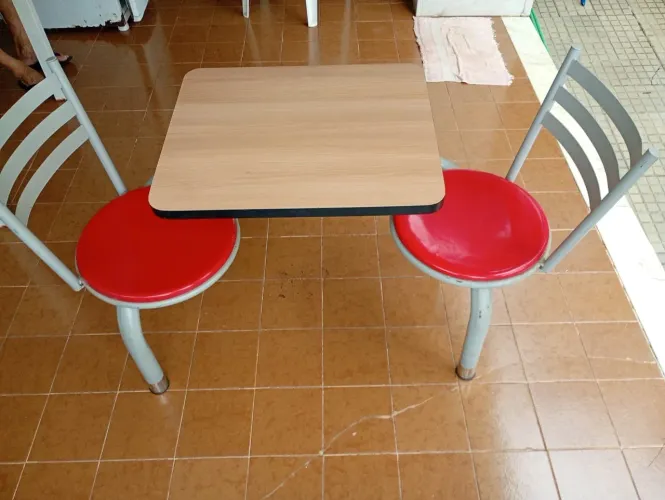 Conjunto fixo de mesa/cadeira EMPLAREL