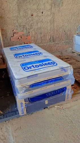 Base e colchão de solteiro