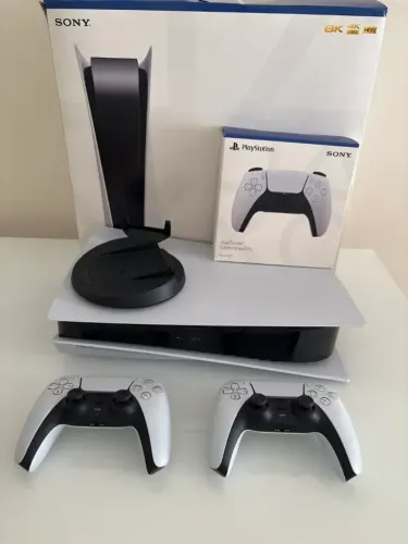 PlayStation 5 com Leitor de Disco + 2 Controles - Excelente estado